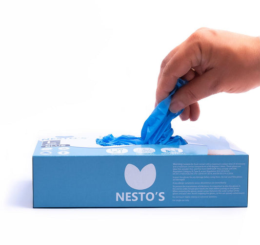 Poedervrije blauwe nitril handschoen uit een dispenserdoos pakken