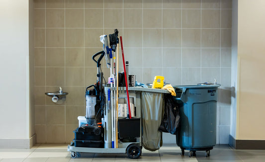 Schoonmaakkar met professionele schoonmaakmiddelen en voorraad