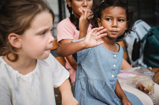 Kinderen eten samen een tussendoortje in de kinderopvang