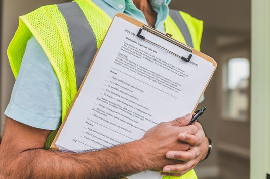 Inspecteur met checklist op klembord tijdens een hygiëne-audit